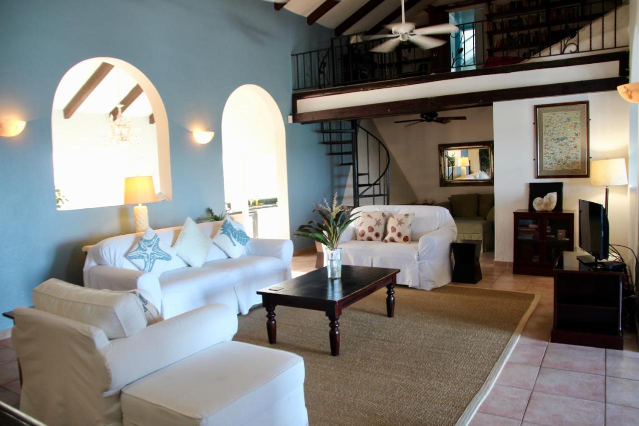 Casa de férias Water's Edge - Oceanfront With Private Pool *