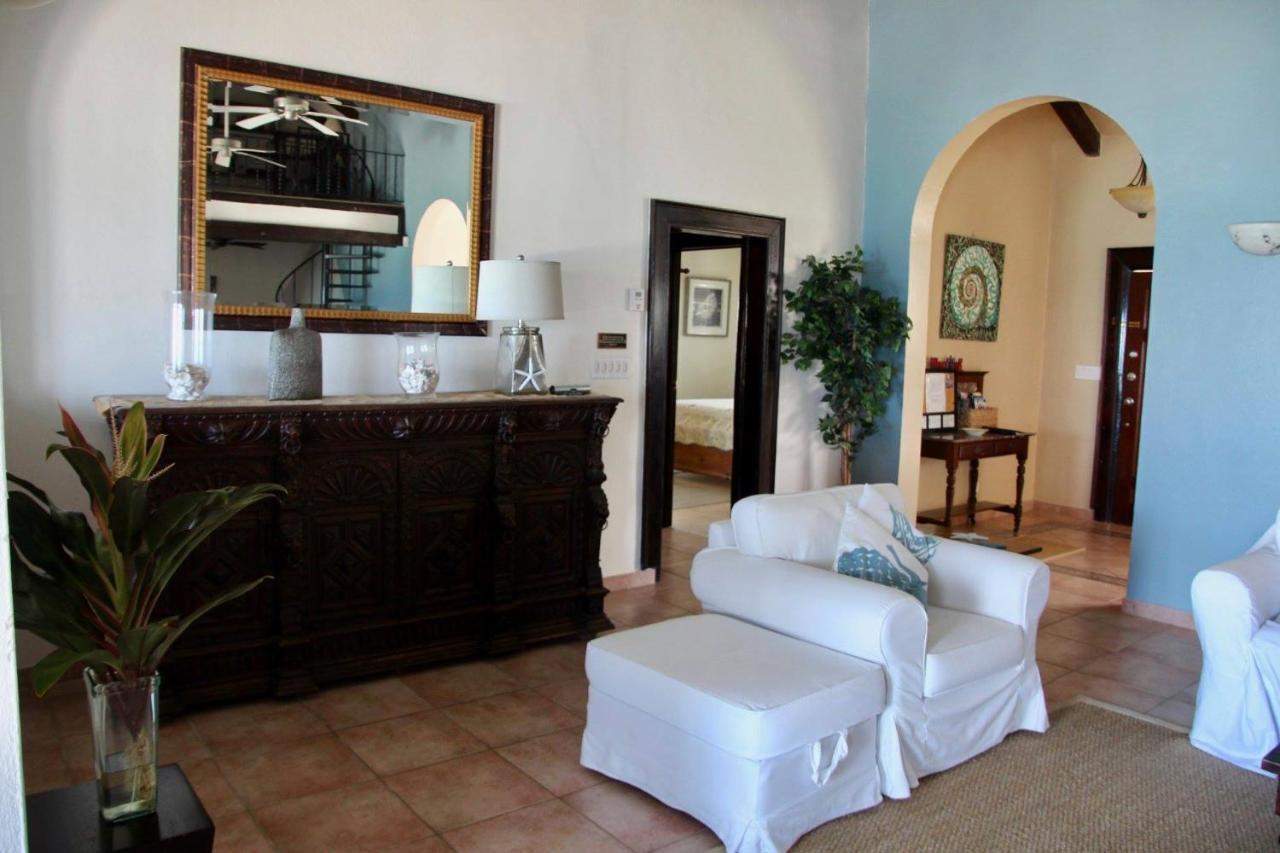 Water's Edge - Oceanfront With Private Pool Casa de férias