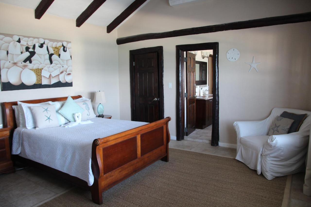 Casa de férias Water's Edge - Oceanfront With Private Pool
